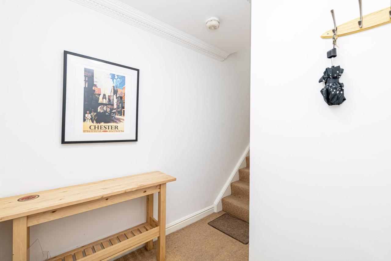 Tower View Apartment Chester Bagian luar foto